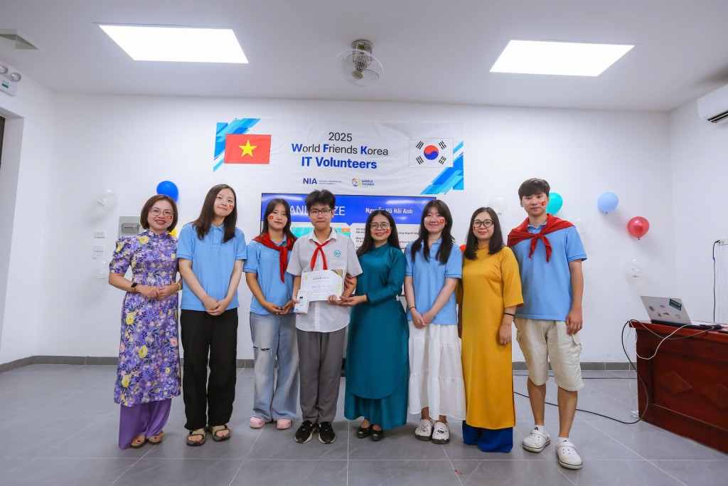 Học sinh Hải Anh lớp 7A4 được trao giải đặc biệt cho dự án The Ocean