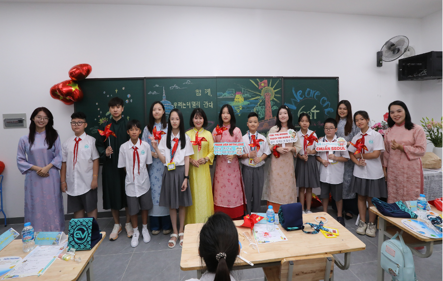 Cuộc gặp gỡ giữa đoàn tình nguyện viên Hàn Quốc của chương trình WFK IT Volunteer Program 2025 với lớp  6A4, do cô Nguyễn Thị Phượng làm chủ nhiệm