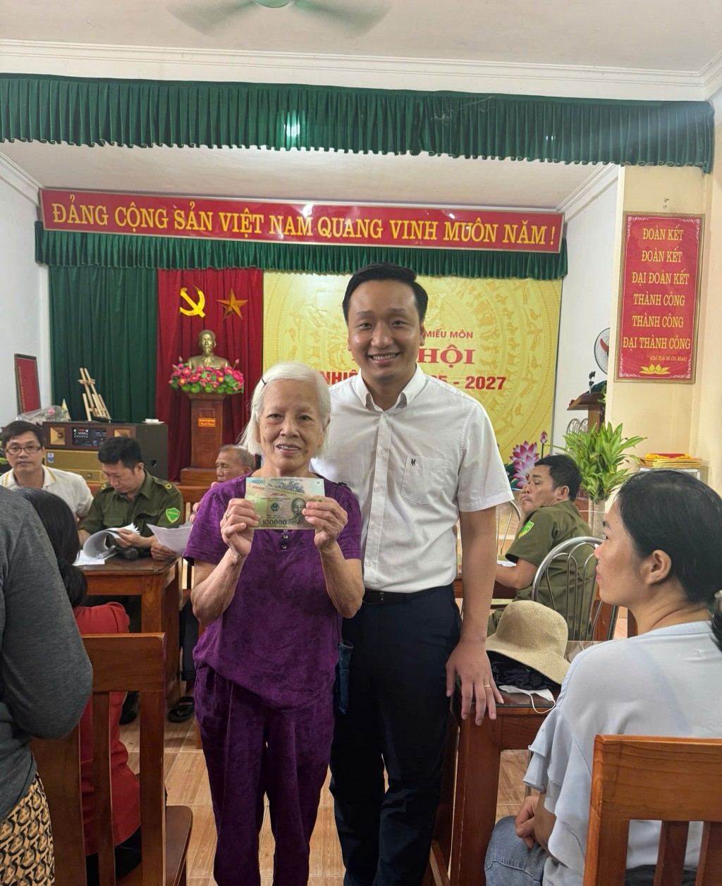 đồng chí Lê Đức Tùng, Uỷ viên Ban Thường vụ Đảng uỷ, Phó chủ tịch UBND xã Trần Phú tại một điểm phát quà cho người dân trên địa bàn xã
