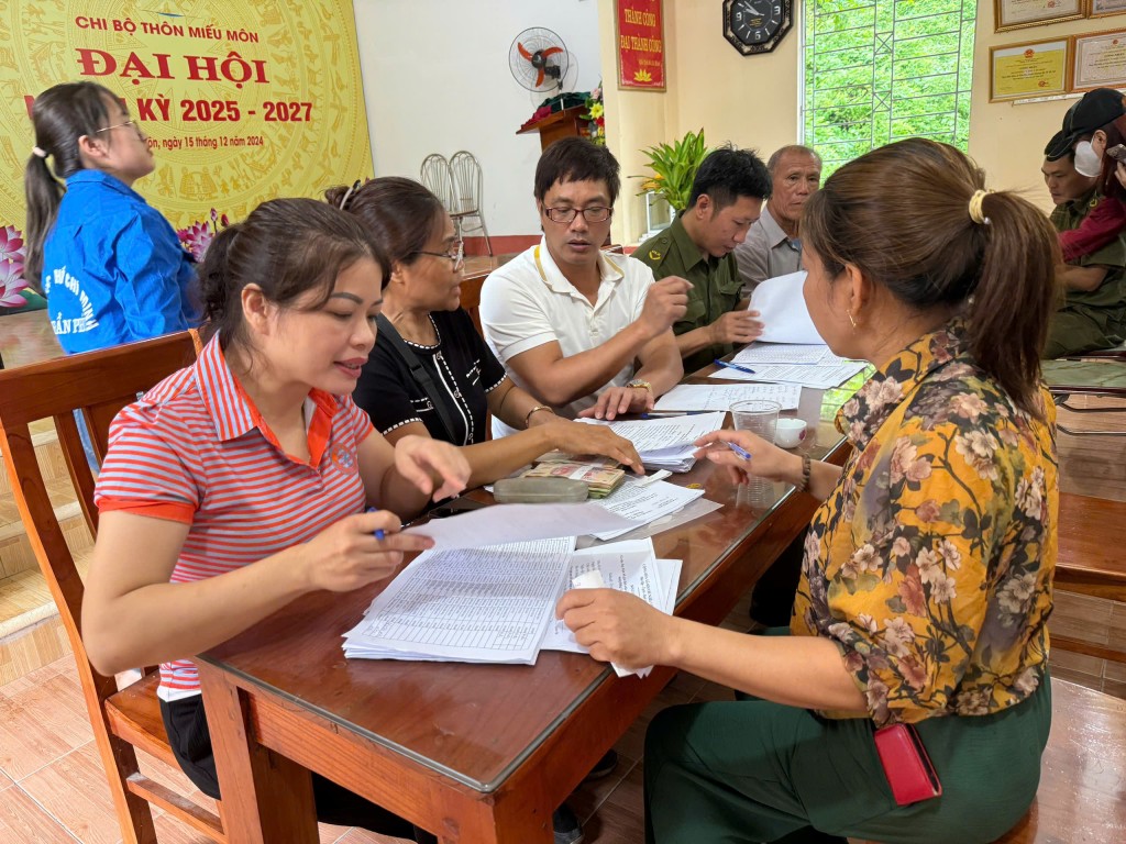 Người dân phấn khởi nhận quà 2/9 tại xã Trần Phú