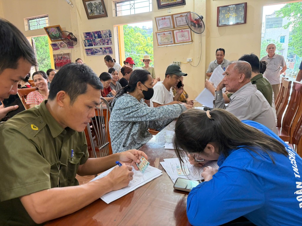 Áo xanh tình nguyện cùng hỗ trợ lực lượng chức năng xã Trần Phú phát quà cho Nhân dân