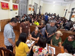 Nhiều xã "chong đèn" phát quà Tết 2/9 của Chính phủ cho người dân