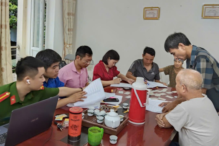 Trao quà Tết độc lập tận tay 60.700 người dân xã Vân Đình