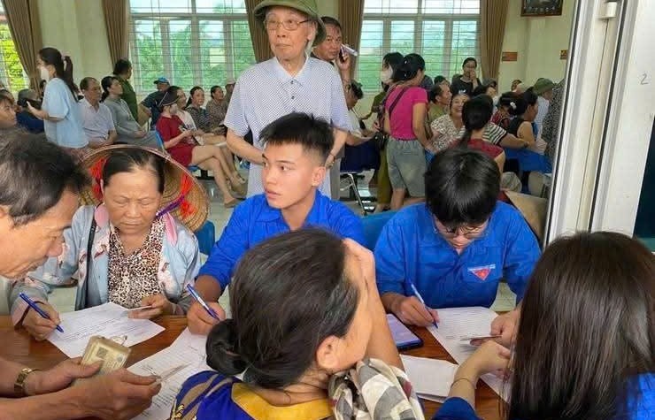 Tuổi trẻ Phú Xuyên hỗ trợ người dân nhận quà Tết Độc lập
