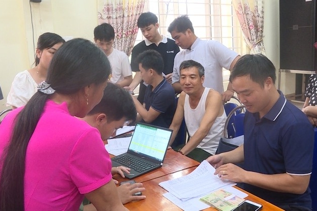 Trao quà Tết độc lập tận tay 60.700 người dân xã Vân Đình