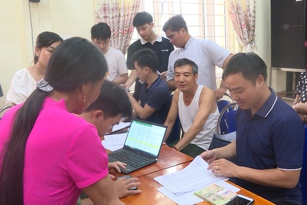 Trao quà Tết độc lập tận tay 60.700 người dân xã Vân Đình