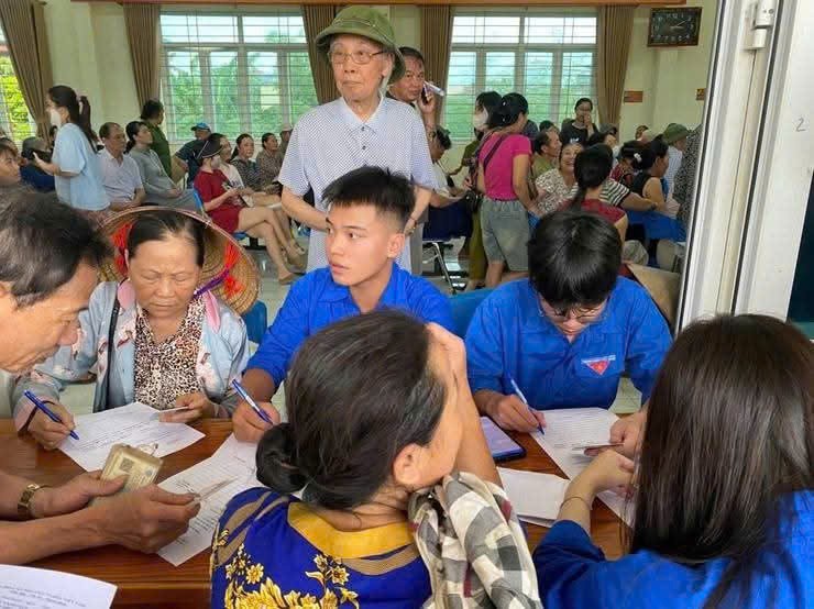 Tuổi trẻ Phú Xuyên hỗ trợ người dân nhận quà Tết Độc lập