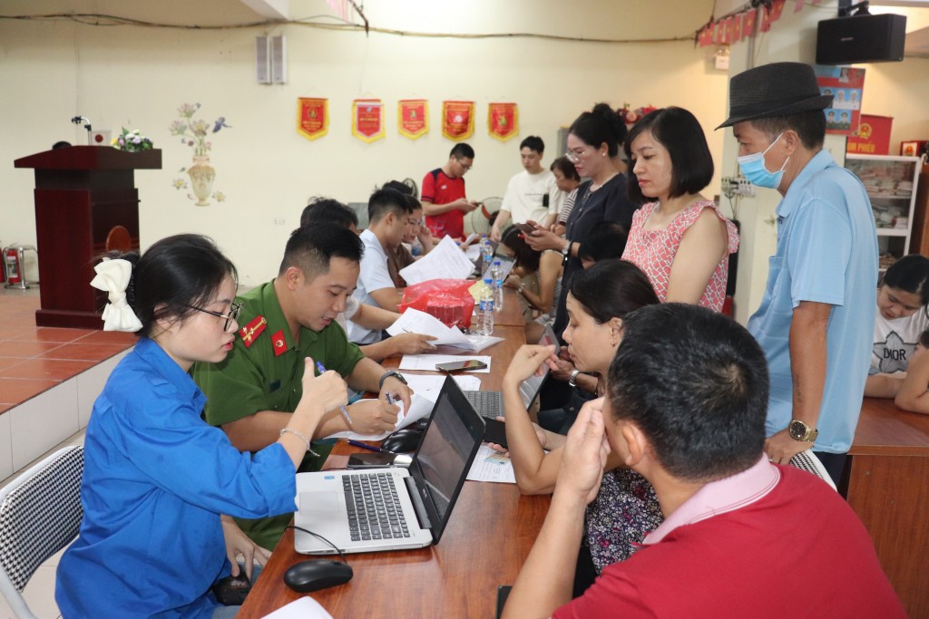 Xã Thuận An đồng loạt chi trả tiền quà tặng Quốc khánh cho người dân