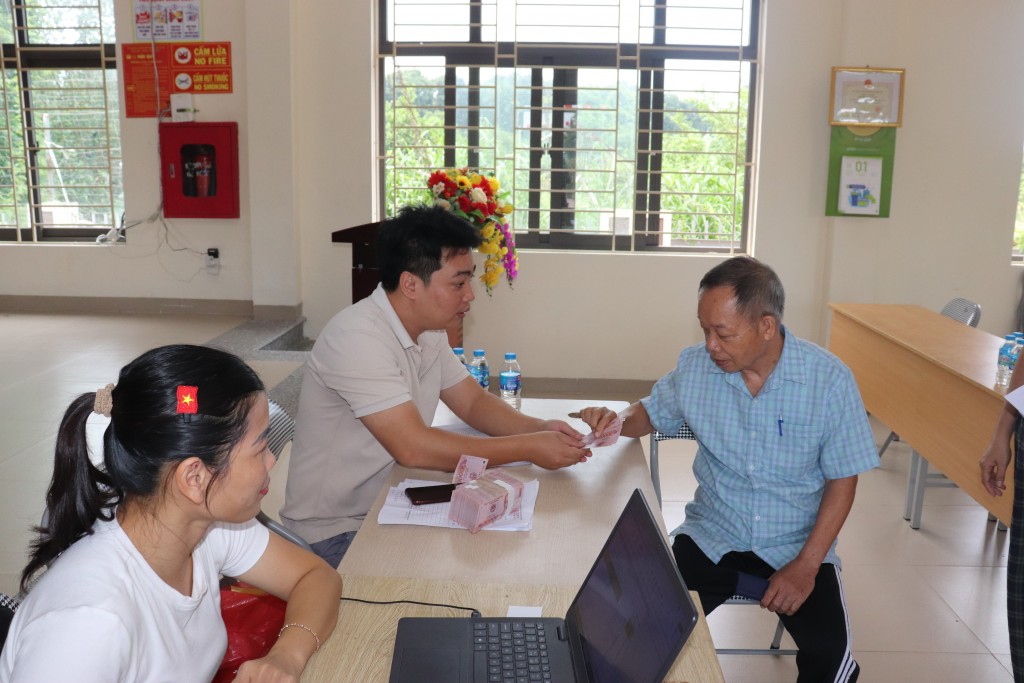 Xã Thuận An đồng loạt chi trả tiền quà tặng Quốc khánh cho người dân