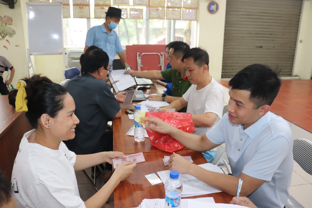 Xã Thuận An đồng loạt chi trả tiền quà tặng Quốc khánh cho người dân