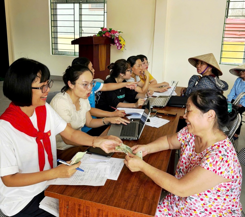 Xã Thuận An đồng loạt chi trả tiền quà tặng Quốc khánh cho người dân