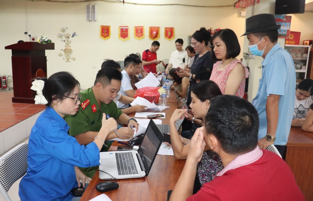 Xã Thuận An đồng loạt chi trả tiền quà tặng Quốc khánh cho người dân