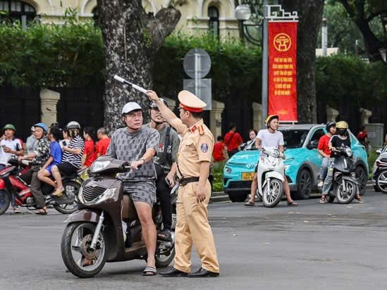 Người tham gia giao thông cần tuyệt đối tuân thủ hướng dẫn của lực lượng chức năng.
