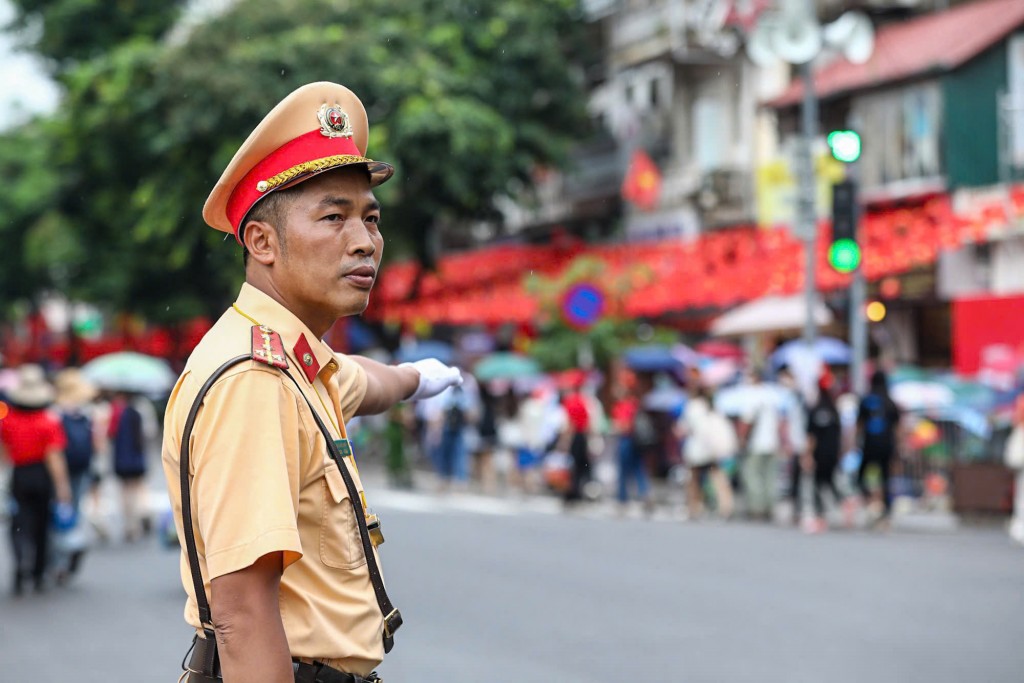 Cán bộ CSGT điều tiết giao thông trên tuyến Nguyễn Thái Học