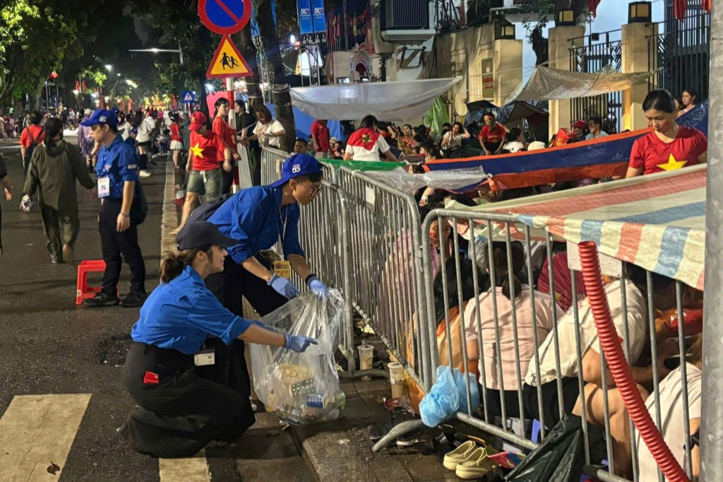 Trước đó từ chương trình tổng hợp luyện đến tổng duyệt các bạn trẻ luôn nhiệt thành hỗ trợ người dân 
