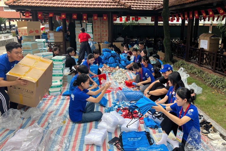 Tình nguyện viên đóng quà gửi tặng các đại biểu 