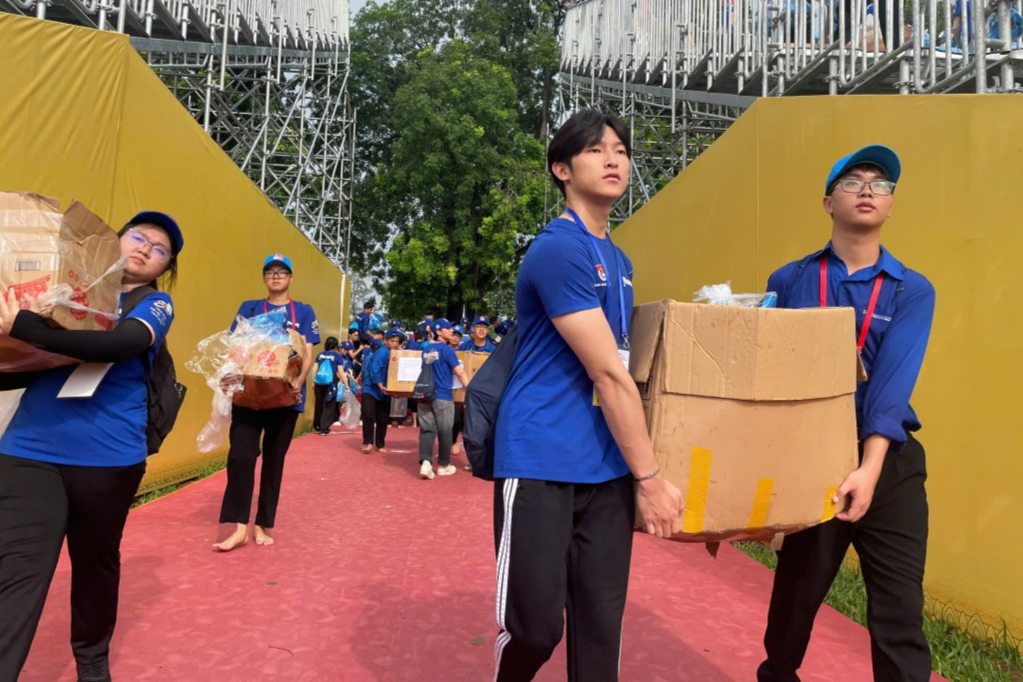 Những phần quà được tình nguyện viên vận chuyển về điểm tập kết 