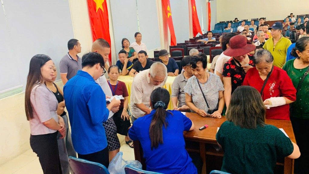 Cán bộ phường Kiến Hưng, Hà Nội trao quà Quốc khánh của Nhà nước đến người dân sáng 1/9