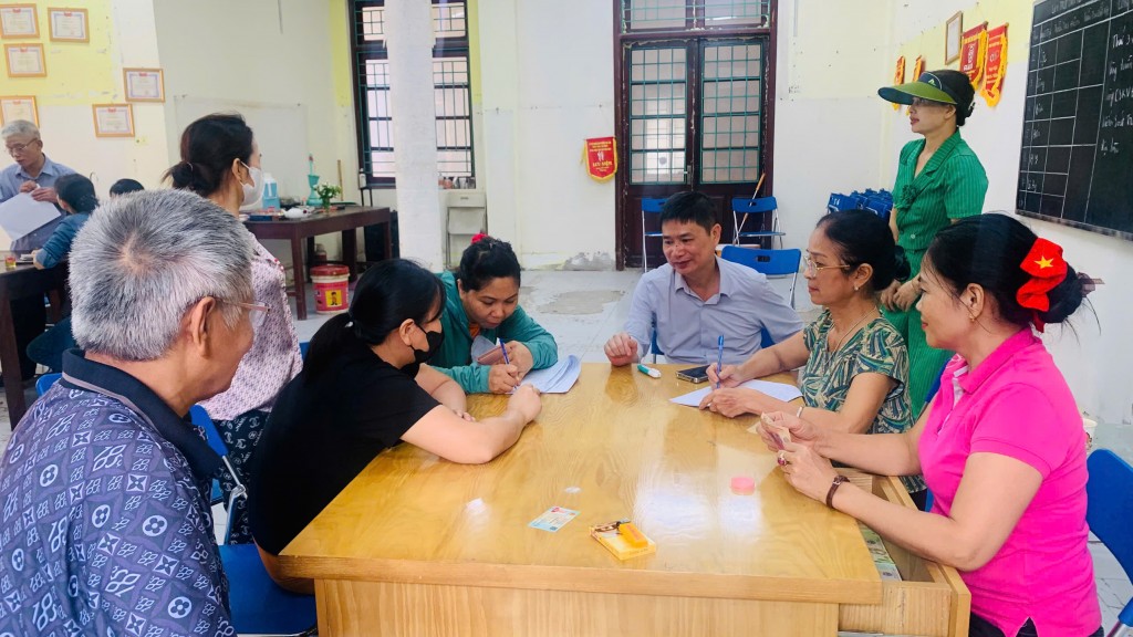 Các tổ dân phố phường Phú Lương kịp thời trao quà Quốc khánh tới người dân