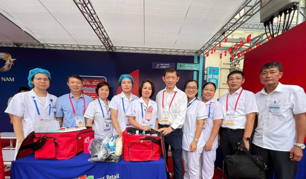 S.Bs Dương Huy Lương - Phó Cục Trưởng Cục Quản lý Khám, chữa bệnh làm trưởng đoàn kiểm tra đột xuất tại các điểm Nhà Hát Lớn, Tràng Tiền.