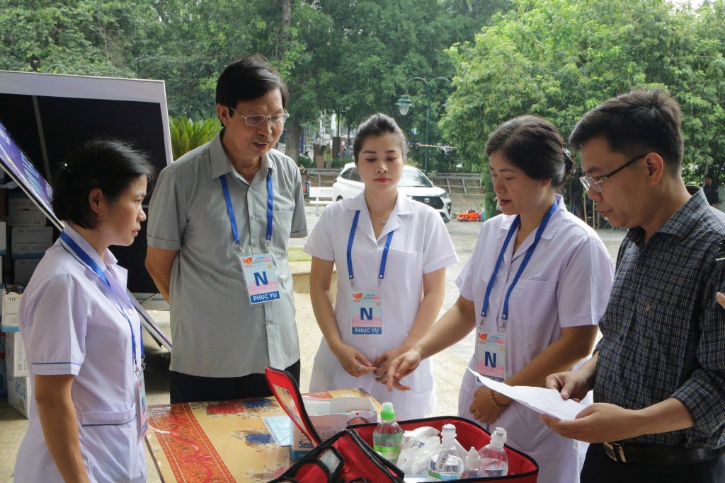 Phó Giám đốc Sở Y tế Hà Nội Trần Văn Chung kiểm tra tại các điểm trực y tế.