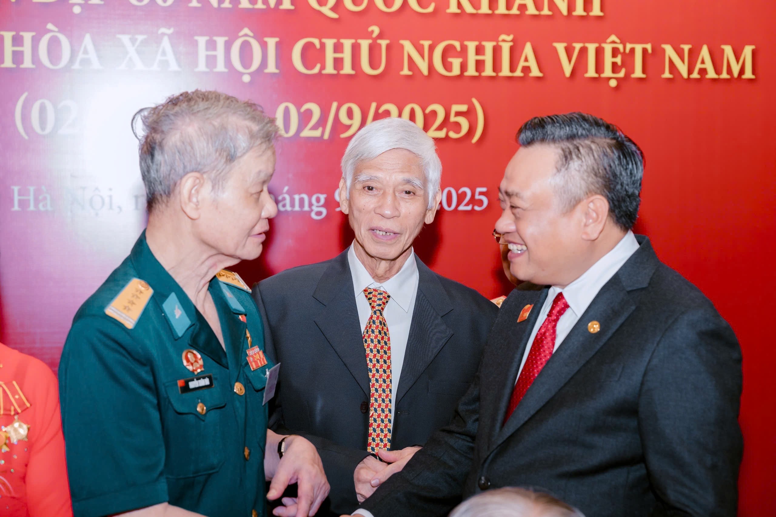 Chủ tịch UBND TP Hà Nội Trần Sỹ Thanh trò chuyện với các đại biểu