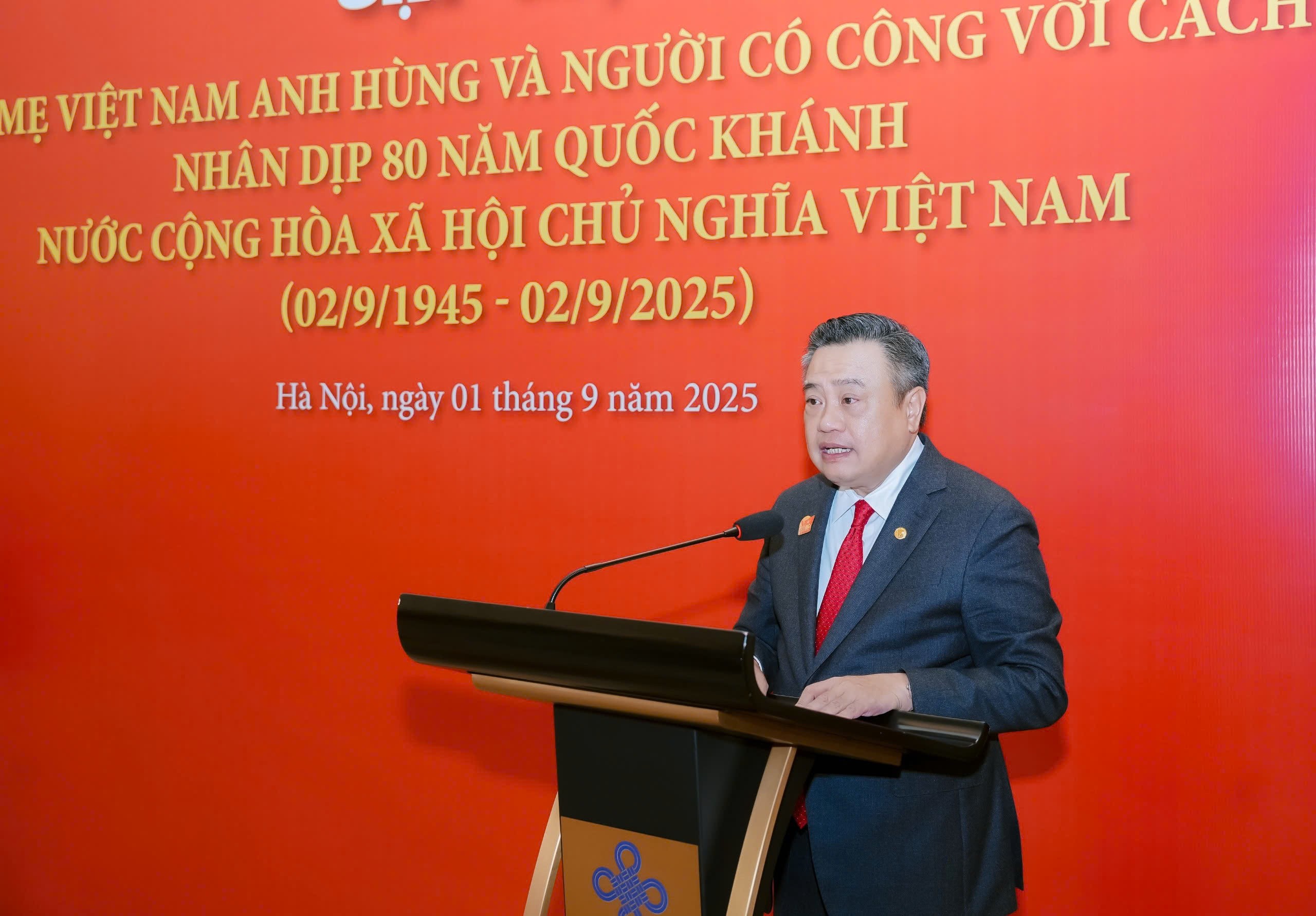 Ủy viên Trung ương Đảng, Phó Bí thư Thành ủy, Chủ tịch UBND TP Hà Nội Trần Sỹ Thanh phát biểu tại buổi gặp mặt