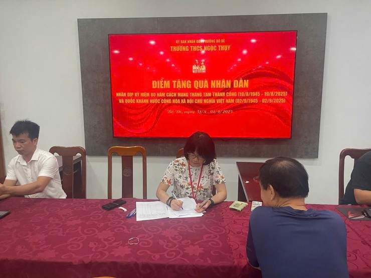 Trao quà tặng Tết độc lập 2/9 nhanh chóng, kịp thời đến Nhân dân