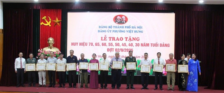 Lễ trao tặng Huy hiệu Đảng đợt 2/9, Đảng ủy phường Việt Hưng