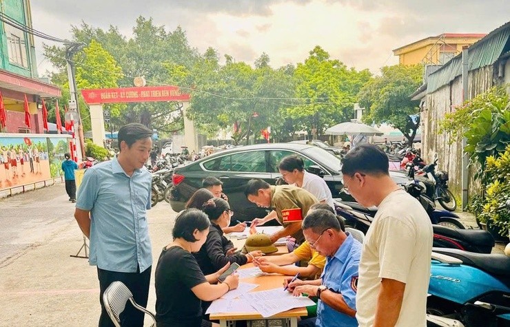 Đoàn thanh niên hỗ trợ trao quà Quốc khánh 2/9 cho người dân