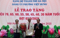 Phường Việt Hưng: Trao tặng Huy hiệu đảng đợt 2/9 cho 124 đảng viên