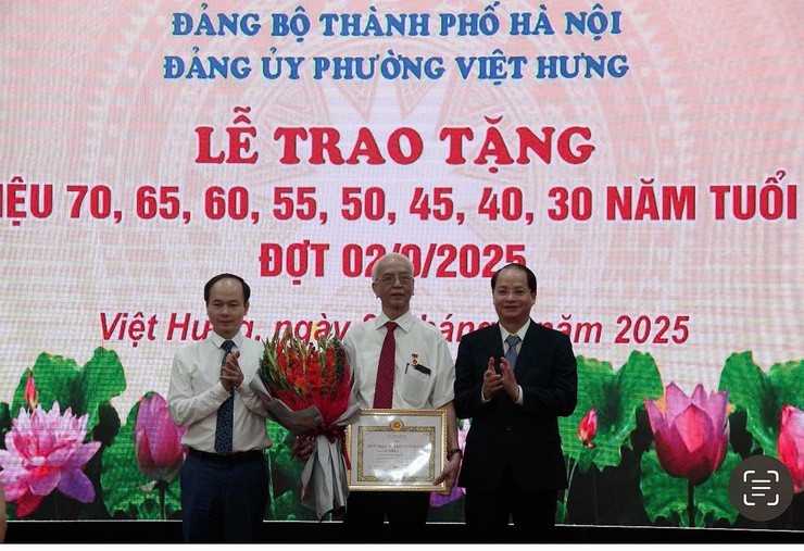 Lễ trao tặng Huy hiệu Đảng đợt 2/9, Đảng ủy phường Việt Hưng