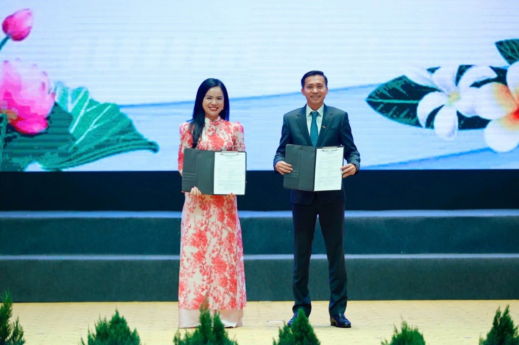 Bà Nguyễn Thị Thanh Bình, Phó Tổng Giám đốc T&T Group (bên trái) khẳng định, việc đầu tư Nhà máy điện gió Savan 1 và liên kết với lưới truyền tải quốc gia có ý nghĩa quan trọng