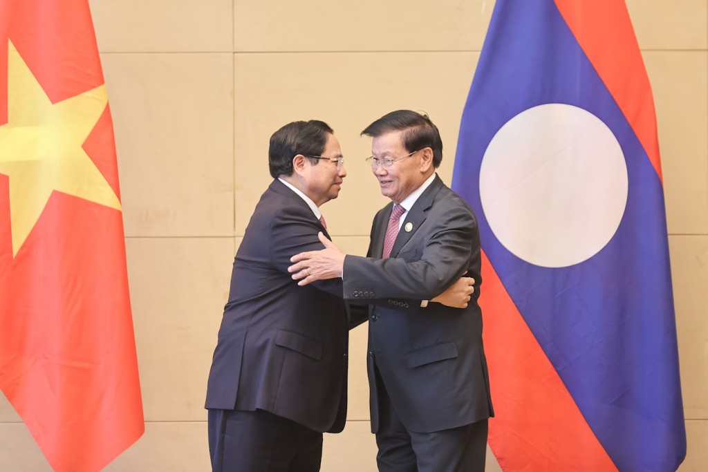 Thủ tướng khẳng định sự hiện diện của Tổng Bí thư, Chủ tịch nước Lào cùng Đoàn đại biểu cấp cao Lào tại Lễ kỷ niệm 80 năm Cách mạng Tháng Tám và Quốc khánh 02/9 của Việt Nam tới đây thể hiện tình cảm gắn bó, thủy chung giữa hai nước - Ảnh: VGP/Nhật Bắc