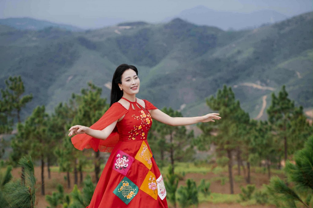 Sao mai Huyền Trang ra mắt bộ đôi MV ý nghĩa mừng Quốc khánh