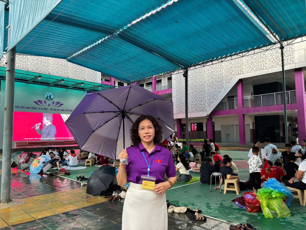Nhà giáo Lê Minh Huệ – Hiệu trưởng Trường THCS Nguyễn Trãi trực tiếp có mặt tại sân trường, cùng thầy cô đón Nhân dân và du khách vào nghỉ ngơi, theo dõi lễ Quốc khánh.