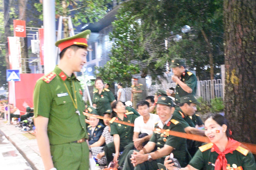 Cựu chiến binh phấn khởi vì được bố trí chỗ ngồi ưu tiên xem diễu binh, diễu hành
