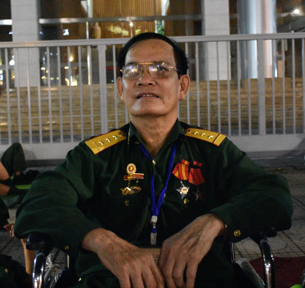Cựu chiến binh phấn khởi vì được bố trí chỗ ngồi ưu tiên xem diễu binh, diễu hành