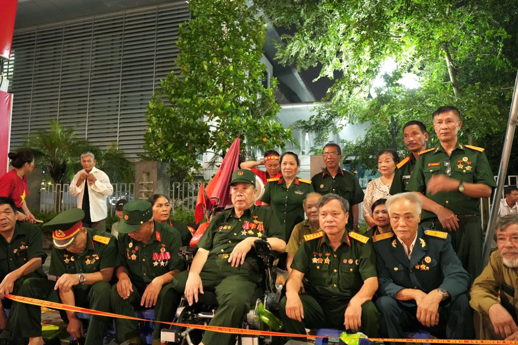 Cựu chiến binh phấn khởi vì được bố trí chỗ ngồi ưu tiên xem diễu binh, diễu hành