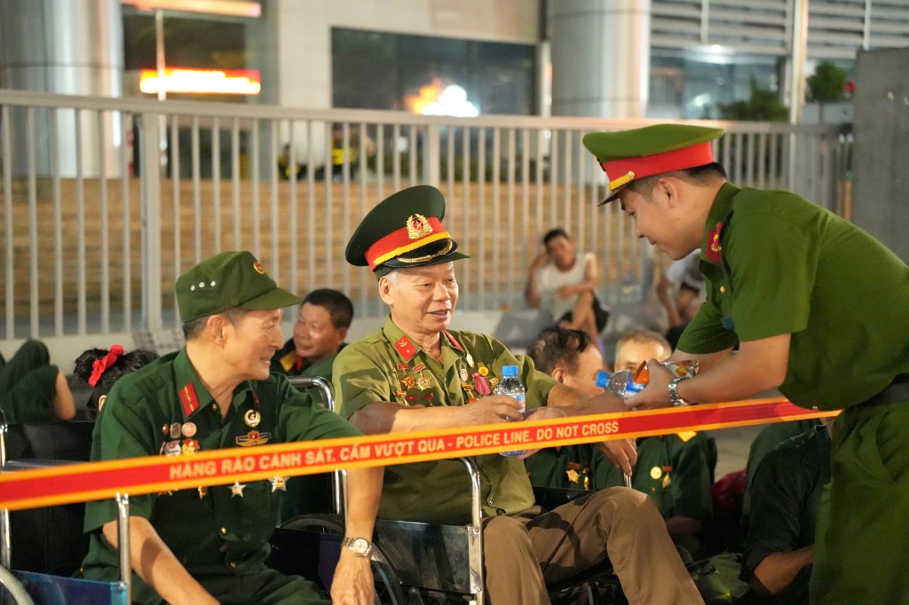 Lực lượng an ninh, vệ sinh xuyên đêm chăm lo cho cựu chiến binh