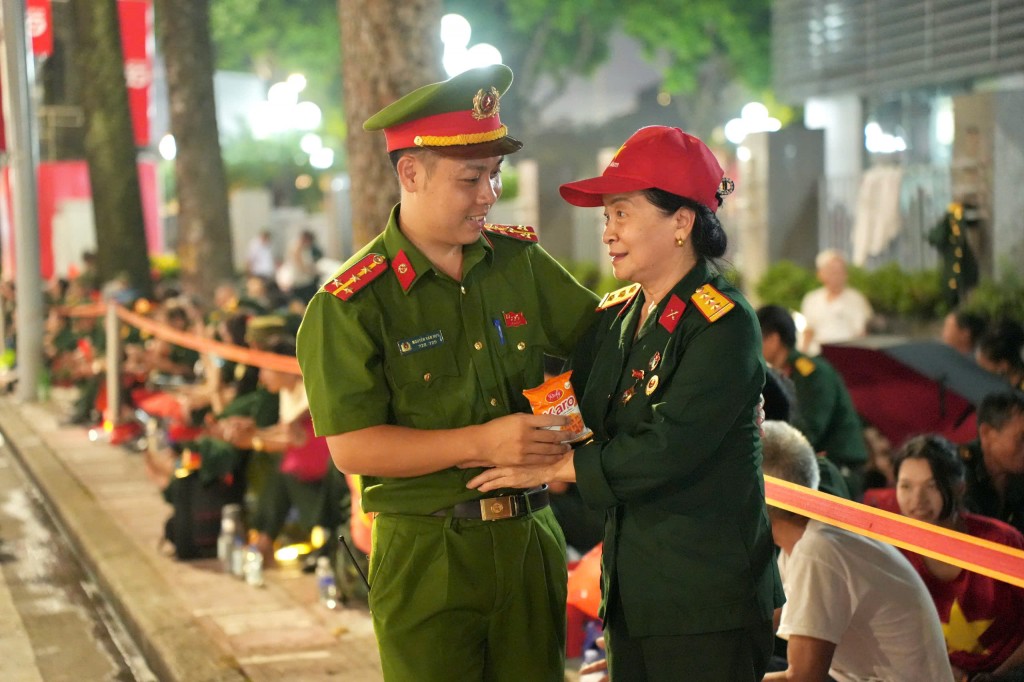 Cựu chiến binh phấn khởi vì được bố trí chỗ ngồi ưu tiên xem diễu binh, diễu hành
