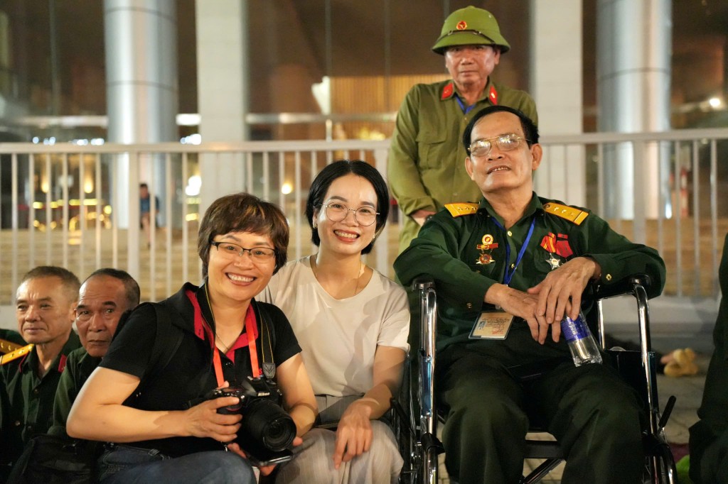 Cựu chiến binh phấn khởi vì được bố trí chỗ ngồi ưu tiên xem diễu binh, diễu hành