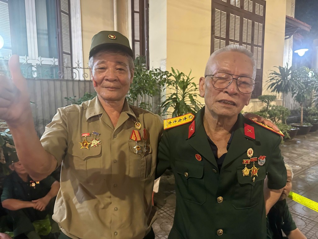 Cựu chiến binh phấn khởi vì được bố trí chỗ ngồi ưu tiên xem diễu binh, diễu hành