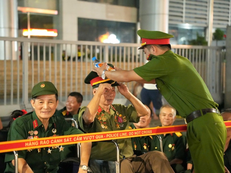 Lực lượng an ninh, vệ sinh xuyên đêm chăm lo cho cựu chiến binh