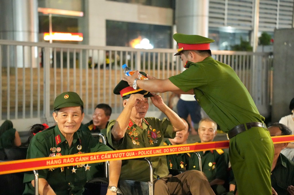 Xúc động hình ảnh lực lượng an ninh, vệ sinh xuyên đêm chăm lo cho cựu chiến binh