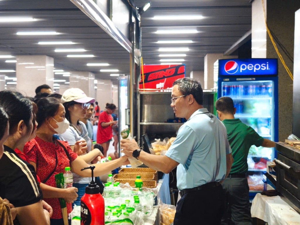 Ông Khuất Việt Hùng, Chủ tịch Hội đồng thành viên Hà Nội Metro, trực tiếp có mặt tại ga Cát Linh tối 1/9, cùng đội ngũ hỗ trợ công tác phát bánh mì, nước uống miễn phí cho người dân và du khách chờ xem lễ duyệt binh.
