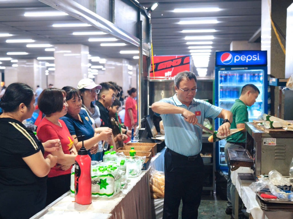 Ông Khuất Việt Hùng, Chủ tịch Hội đồng thành viên Hà Nội Metro, trực tiếp có mặt tại ga Cát Linh tối 1/9, cùng đội ngũ hỗ trợ công tác phát bánh mì, nước uống miễn phí cho người dân và du khách chờ xem lễ duyệt binh.