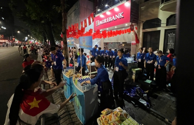 “Áo xanh” hối hả, xuyên đêm hỗ trợ Nhân dân mừng Quốc khánh