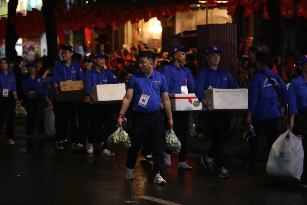 Những bước chân áo xanh hối hả xuyên đêm – các nhóm tình nguyện viên mang theo hàng trăm suất quà, nước uống để kịp trao tận tay cho người dân tập trung dọc các tuyến phố trung tâm Hà Nội.