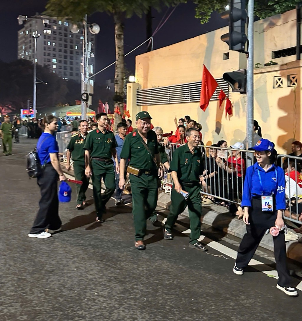 Nụ cười thân thiện của tình nguyện viên khi dìu bước các cựu chiến binh về khu vực nghỉ ngơi, theo dõi sự kiện, thể hiện tình cảm tri ân của thế hệ trẻ với lớp cha anh đi trước.